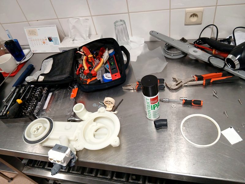 Établi avec outils et pièces de rechange lors d’une réparation
