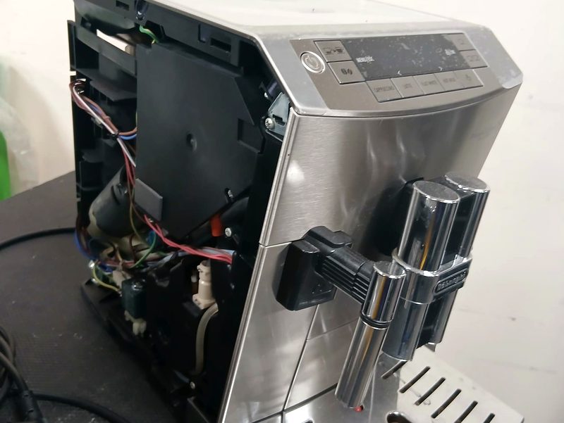 Machine à café automatique ouverte pour entretien