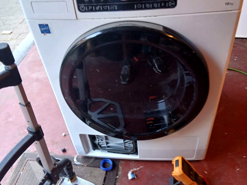 Lave-linge Whirlpool démonté en atelier